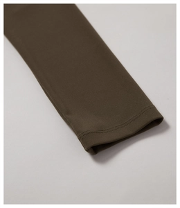 Détail des poignets à double couture sur ce haut de yoga marron foncé à manches longues