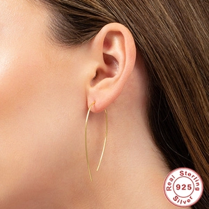 Orecchini pendenti minimalisti in argento S925 dorato mostrati su una modella donna
