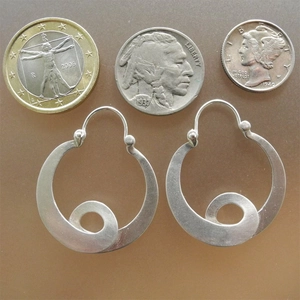 Orecchini a cerchio vintage in argento con motivo a spirale e monete come riferimento dimensioni