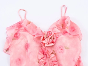 Detail eines rosa Blumentops mit Spaghettiträgern, 3D-Rose und Rüschenverzierung