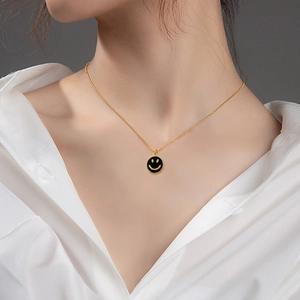 Minimalistische Titanstahl Halskette mit rundem schwarz-goldenen Smiley-Anhänger