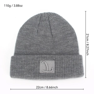Berretto grigio a coste con toppa L, cappello invernale antivento unisex alla moda