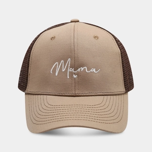 Dettaglio del ricamo Mama e della rete traspirante sul cappello trucker marrone