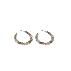 Silberne C-förmige Ohrstecker mit Metallperlen und Perlen im minimalistischen Stil