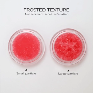 Hydrating lip scrub with frosted texture in small and large particles for exfoliation