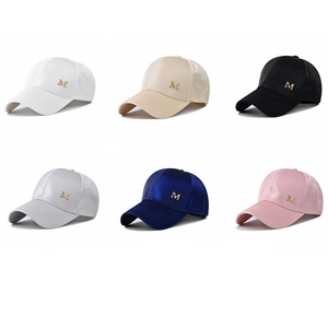 Cappellini da baseball in raso lucido con logo M in metallo bianco beige e nero