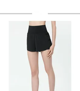 Détail du short de sport noir à taille haute avec fente latérale pour le yoga