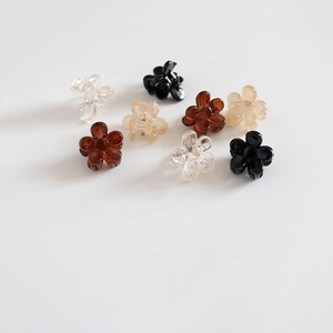 Lot de 8 mini pinces à cheveux fleur en résine noire et marron sur fond gris clair