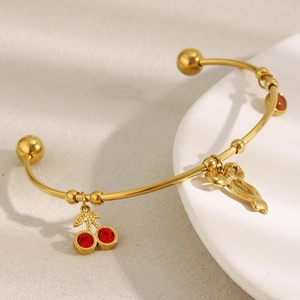 Bracelet en C en acier inoxydable doré 18K avec breloques cerise rouge et nœud