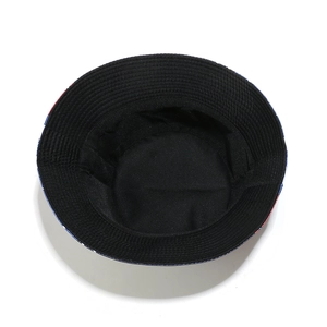 Vista interna del cappello a secchiello con cuciture e dettaglio tesa tricolore