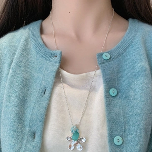 Elegante Halskette mit silberner Blume und blauem Opal Anhänger für Damen im Minimal-Stil