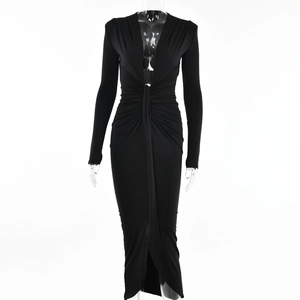 Robe longue noire minimaliste avec décolleté en V, manches longues et taille froncée