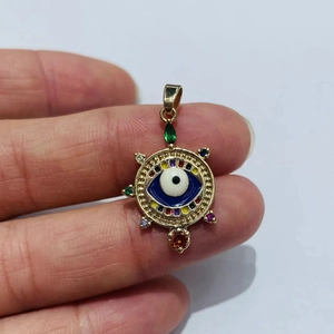 Goldener Türkisches Auge Anhänger mit bunten Edelsteinen auf einem klaren Hintergrund