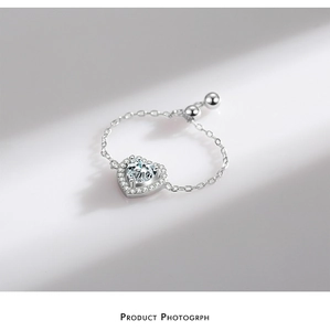 Détail de la bague coeur en argent S925 avec design chaîne et fermoir boule réglable