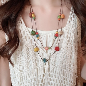 Dettaglio della collana a doppio strato con perline di ceramica a cuore e cordino cerato