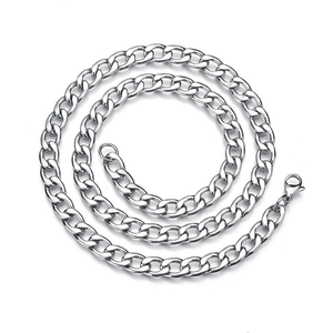 Collar de cadena cubana de acero de titanio plateado pulido con cierre de mosquetón