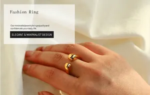 Détail d'une bague ajustable dorée à grosses billes aux extrémités arrondies