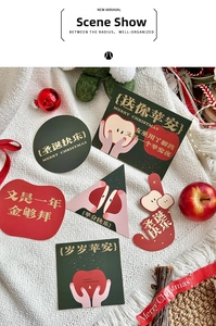 Vista dettagliata dei cartellini natalizi rossi e verdi con illustrazioni festive