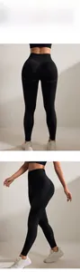 Détail du pantalon de yoga noir sans couture à taille haute avec texture côtelée