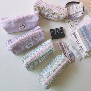 Estuches de lona con flores y neceseres de maquillaje en color púrpura pastel suave