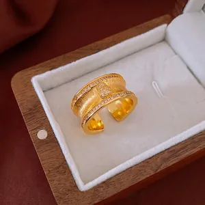 Anello largo vintage placcato oro con zirconi e metallo spazzolato in scatola regalo