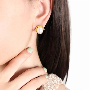 Elegant gold plated stainless steel pearl stud earrings with minimalist curved design