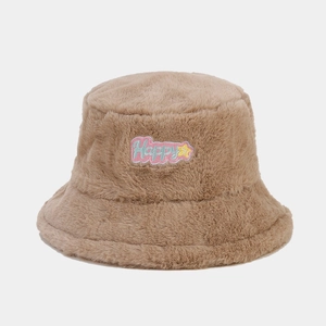 Détail du chapeau bob en peluche camel avec broderie Happy et écusson étoile