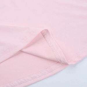Détail de l'ourlet d'une robe en tricot rose avec coutures à double aiguille de qualité