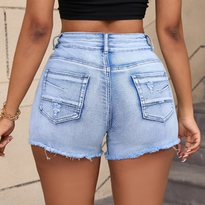 Detail von hellblauen High-Waist-Jeans-Shorts mit Distressed-Taschen und ausgefranstem Saum