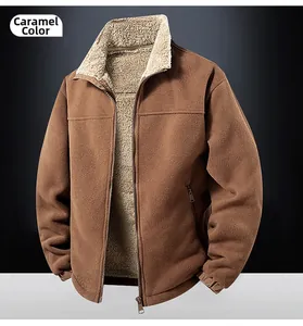 Dettaglio della giacca in pile color caramello con fodera in lana d'agnello e zip robusta