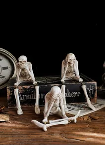 Vue détaillée de trois crânes en résine ne rien voir, entendre, dire sur livres anciens