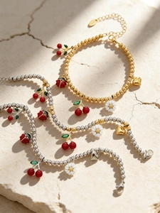Détails des bracelets en acier inoxydable avec breloques émaillées cerise, marguerite et coccinelle