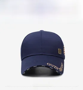 Détail de la casquette de baseball en coton bleu marine avec broderie GUZF et SPORT CAP