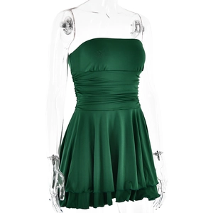 Détails de la robe bustier vert foncé avec taille froncée et ourlet à volants étagés