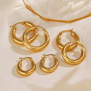 Tre paia di orecchini a cerchio placcati in oro 18K di diverse misure su seta