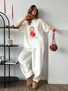 T-shirt blanc en coton avec imprimé poupée russe et pantalon ample ensemble décontracté
