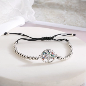 Détail du bracelet à perles argentées avec pendentif arbre de vie aux strass colorés