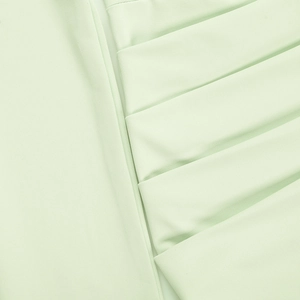 Détail de la robe vert menthe à épaules dénudées montrant les plis drapés latéraux