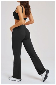 Détail du pantalon de yoga évasé à taille haute avec poche latérale fonctionnelle