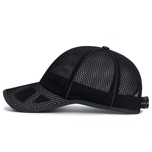 Leichte schwarze Mesh-Baseballkappe für Sommersport mit atmungsaktivem Netzdesign