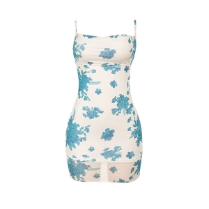Vestido corto ajustado con estampado floral azul y blanco y tirantes finos para mujer