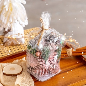 Pommes de pin roses et aiguilles d'épicéa en sachet festif pour décor de sapin de Noël