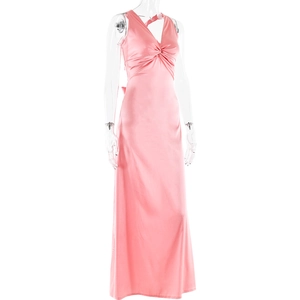 Détail de robe longue en satin rose avec col en V et détail de nœud torsadé devant