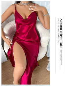 Détail de la robe nuisette en satin bordeaux avec fente latérale et texture de soie