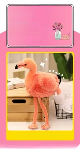 Gros plan d'une peluche flamant rose avec fourrure douce et détails du bec noir