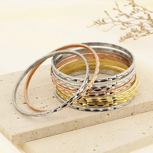 Bracciali a strati in acciaio al titanio tricolore oro, argento e oro rosa diamantati