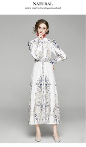 Détail d'une robe vintage à imprimé paisley avec col chemise, manches bouffantes et ceinture