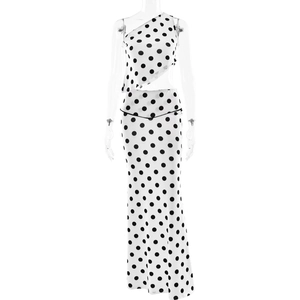 Ensemble deux pièces pour femme avec haut asymétrique et jupe longue à pois élégante
