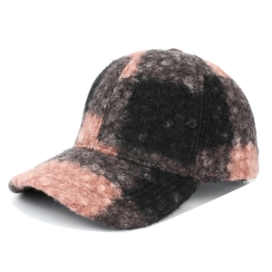 Dettaglio del cappello invernale con trama spessa in lana sherpa a scacchi rosa