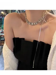 Detail einer silbernen Choker-Halskette mit Blattfransen und dünner langer Kette